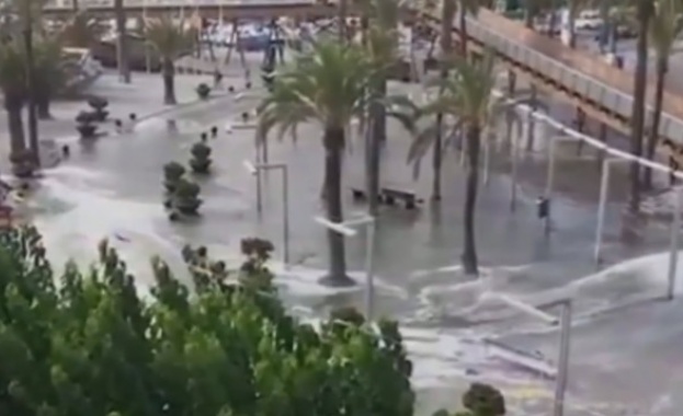 Мини цунами удари два испански курорта