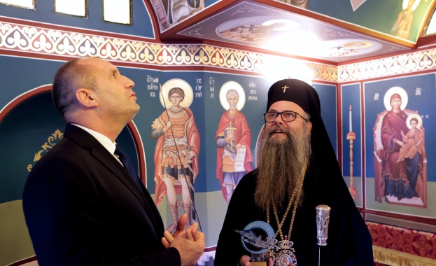 Румен Радев пожела новият православен храм в "Граф Игнатиево" да носи сила и вяра на летците