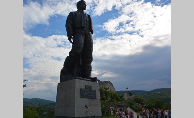 Вандали оскверниха паметника на Левски в Ловеч