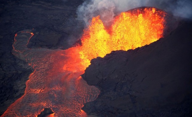Част от изригващия вулкан Килауеа на Хаваите експлоадира