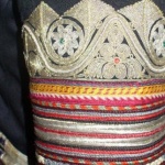 Двама млади българи обикалят света в народни носии