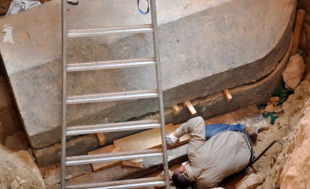 Учени проучват мистериозен черен саркофаг, открит в Египет