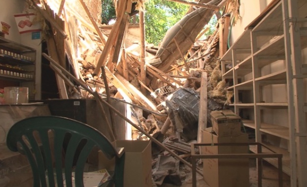 След проливните дъждове част от стара къща се срути върху магазин в Хайредин