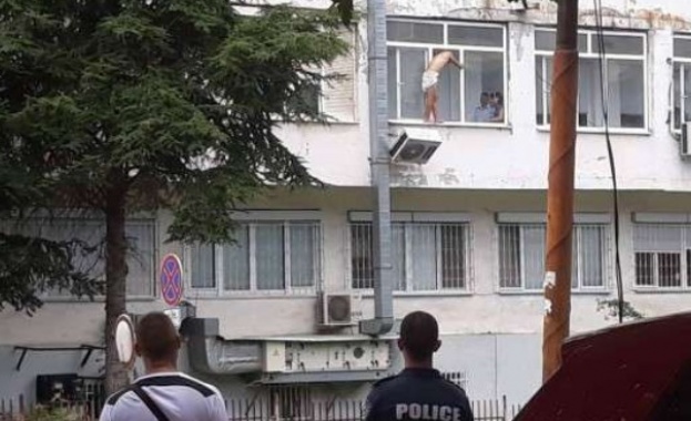 Млад бургазлия плаши със самоубийство, стъпил на прозорец на УМБАЛ Бургас