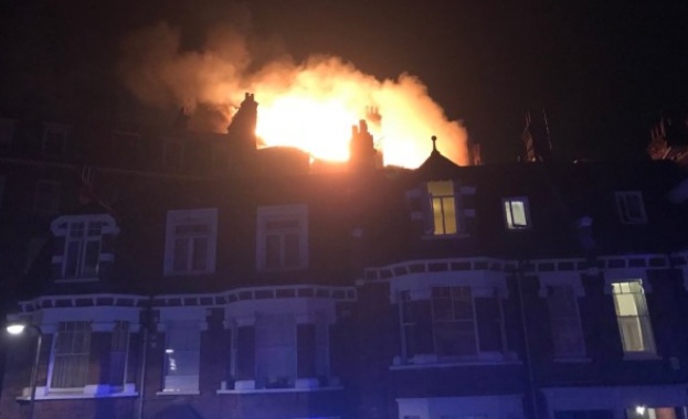Евакуираха блок в Лондон заради голям пожар 
