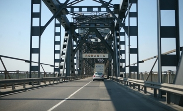 Дезинфектират влизащите превозни средства на Дунав мост