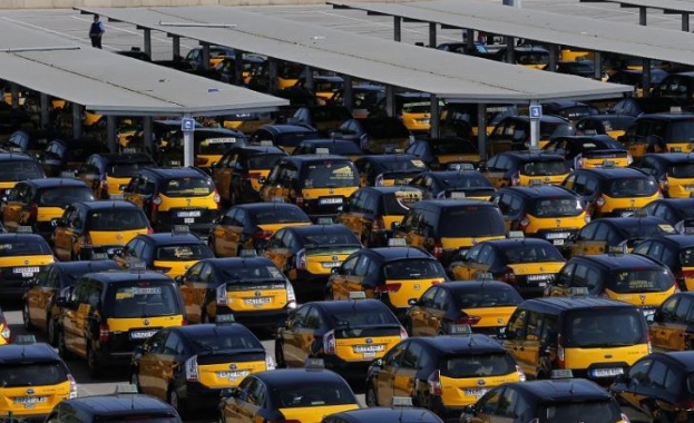 Таксиметрови шофьори в Испания стачкуват срещу „Юбер“ и „Кабифай“ 