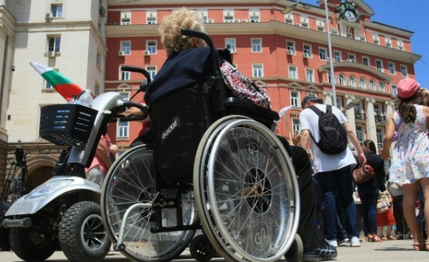 Родители и близки на хора с увреждания излизат на обединен протест в София