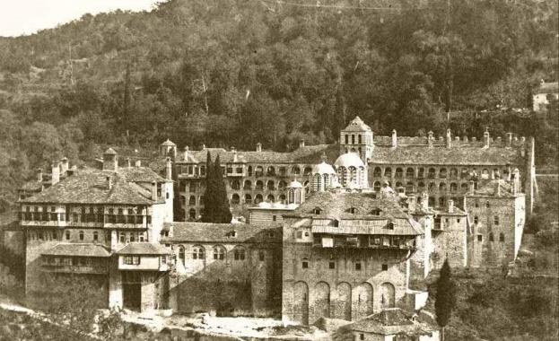 През август и септември в Бургас вижте уникалната изложба „Атон. Фотографии и гравюри от Света гора“