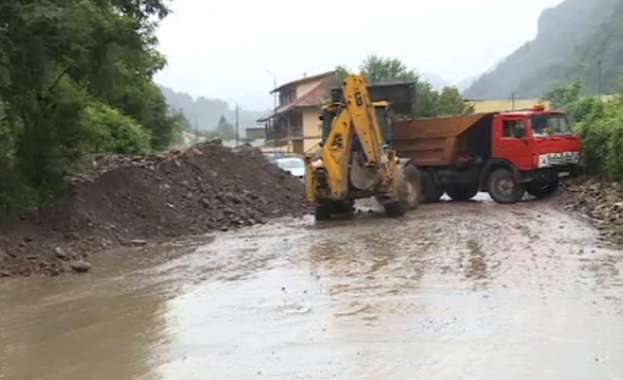 Усложена обстановка в Тетевенско, след като свлачища затвориха пътища