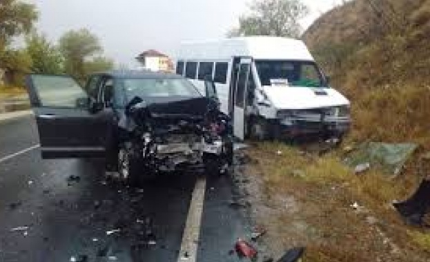 Четирима са в болница след катастрофа на път Е-79 между Мездра и Враца