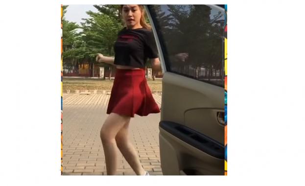 Ново онлайн предизвикателство: Да слезеш от колата в движение!? (видео)