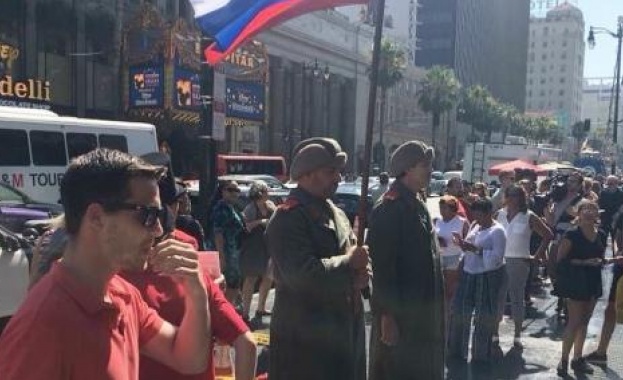 Руски войници охраняват звездата на Тръмп