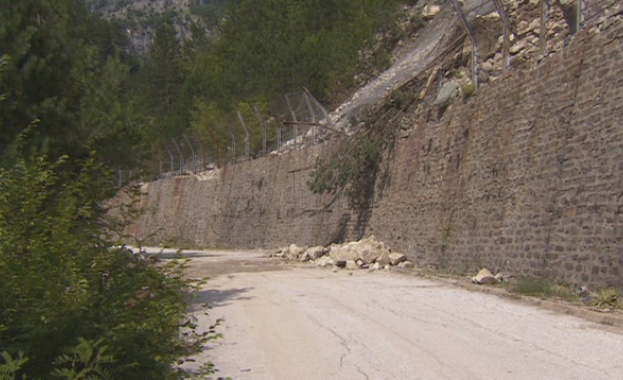 Има опасност от падащи камъни по планинските пътища в Пазарджишко 