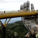 Мост на гигантски ръце във Виетнам. Зрелищно! (видео)