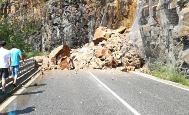 Свлачище затвори пътя през Искърското дефиле Огромно количество скална маса