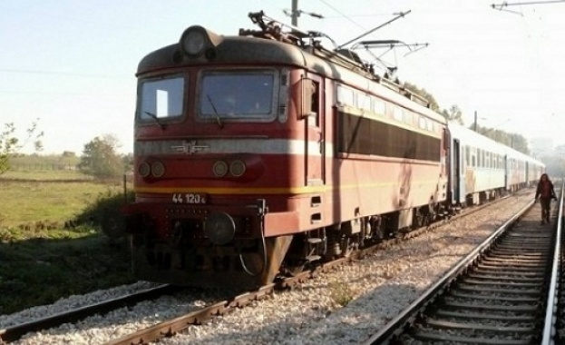 Движението на влаковете между гарите Благоевград и Кочериново е спряно поради инцидент