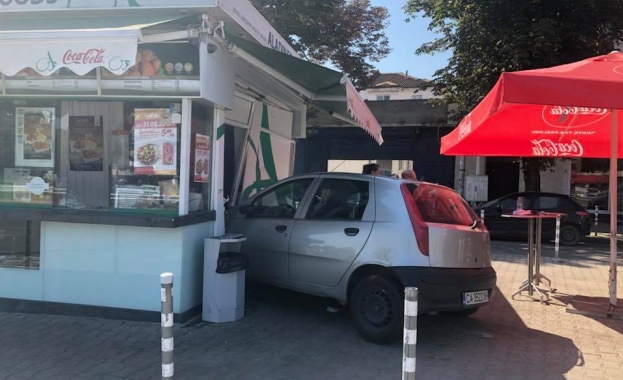 Кола се вряза в дюнерджийница в София 