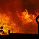 Трима души пострадаха при огромен пожар, избухнал в петролна рафинерия в Русия