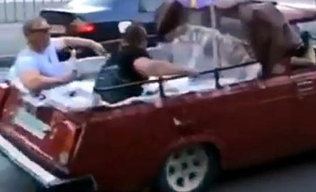 Басейн в колата или как борят жегата в Украйна (видео)