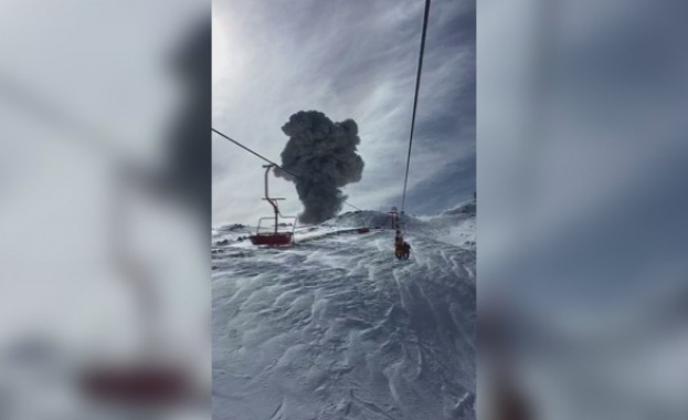 Вулкан изригна близо до ски курорт в Чили
