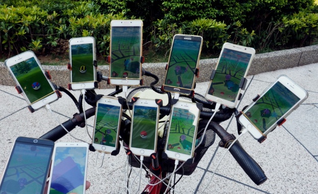 Дядо оборудва колелото си с 11 смартфона, за да играе Pokemon Go