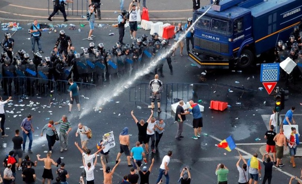 Близо 440 пострадали след мащабен протест в Букурещ (видео)
