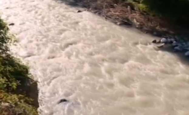 Река Малък Искър сменя цвета си: Опасна ли е водата ?