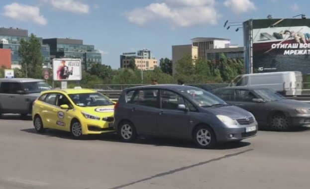 Жена се ядоса на такси в София... удари го пет пъти на задна