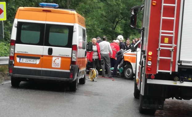 Две деца и бременна жена са в болница след тежка катастрофа край Варна 