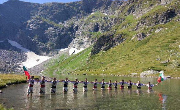 Глобяват организаторите на най-дългото планинско хоро, нагазали в Рилски езера 