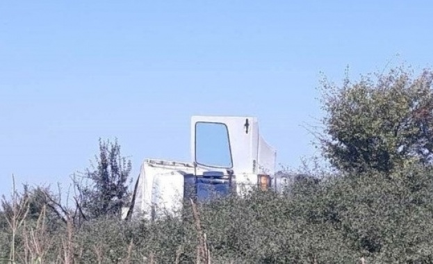 Камион разля токсичен товар между две врачански села
