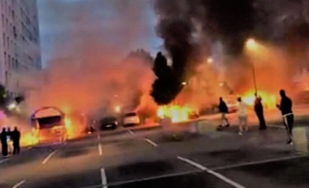 Опожариха близо 100 коли в шведски градове само за една нощ (видео)