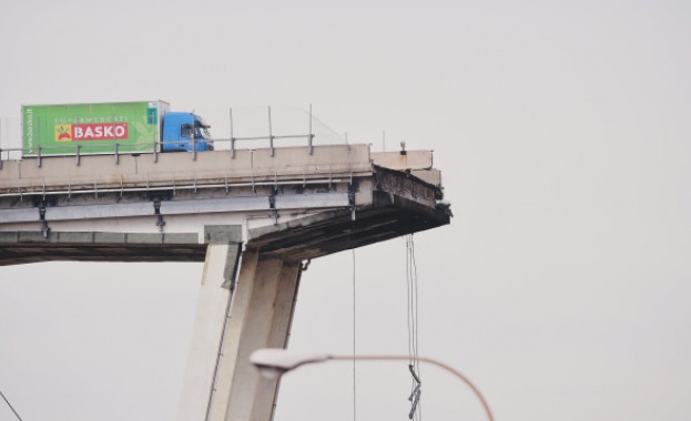 Повече от 31 са загиналите при срутването на мост на магистрала в Италия