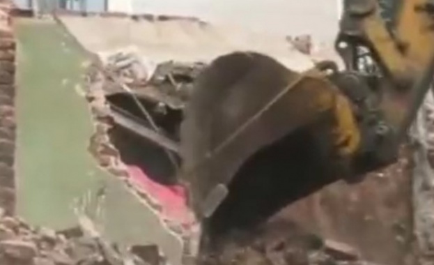 Работата по укрепването на скъсалата се вчера дига на шламохранилището