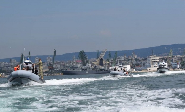 Военнослужещи от Военноморските сили участват в операции в помощ на населението