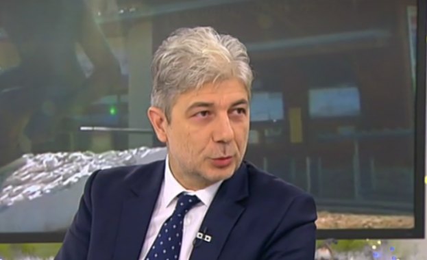 Министър Димов: Ситуацията с мазута в морето е овладяна