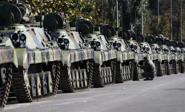Сърбия показва на Путин 100 танка и нови ракети