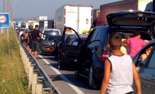 Огромни опашки от ТИР ове са се образували на граничещите с