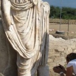 Статуята от Хераклея Синтика край Рупите може да е на организатор на гладиаторски игри (видео)
