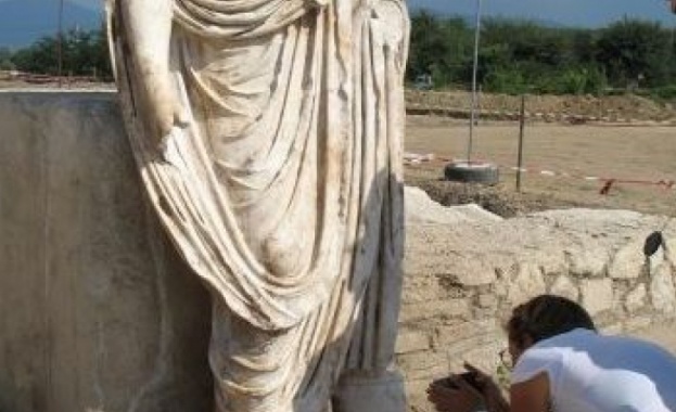 Статуята от Хераклея Синтика край Рупите може да е на организатор на гладиаторски игри (видео)