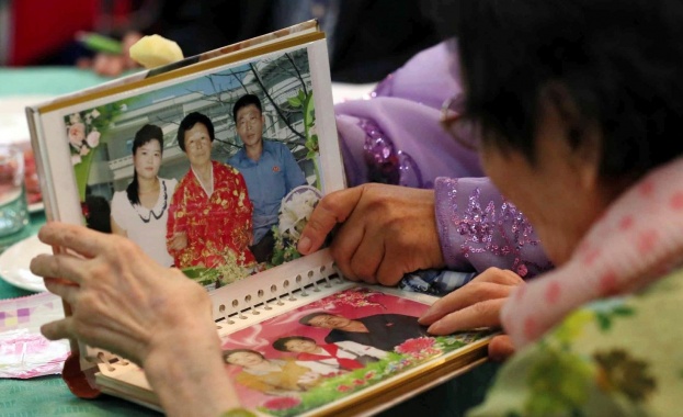  След десетки години раздяла - южнокорейци видяха роднините си в КНДР (видео, снимки)