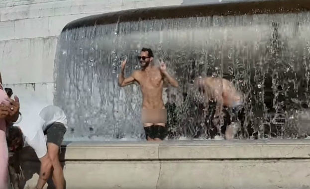 Туристи се къпят голи в емблематичен фонтан в Рим (ВИДЕО)