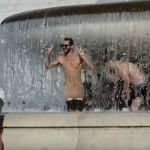 Туристи се къпят голи в емблематичен фонтан в Рим (ВИДЕО)