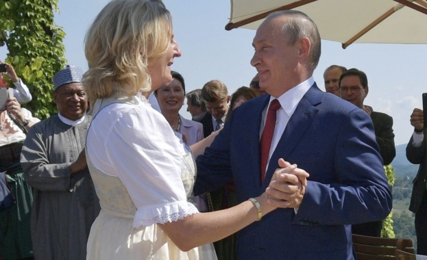 Реверанс пред Путин предизвика грандиозен скандал в Австрия (видео)