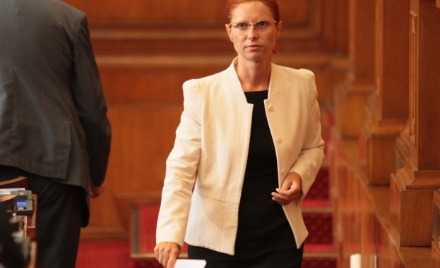 Депутатите приеха оставката на Ралица Агайн