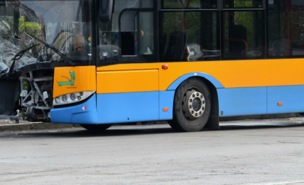 Кола на НСО и тролей са се ударили днес в