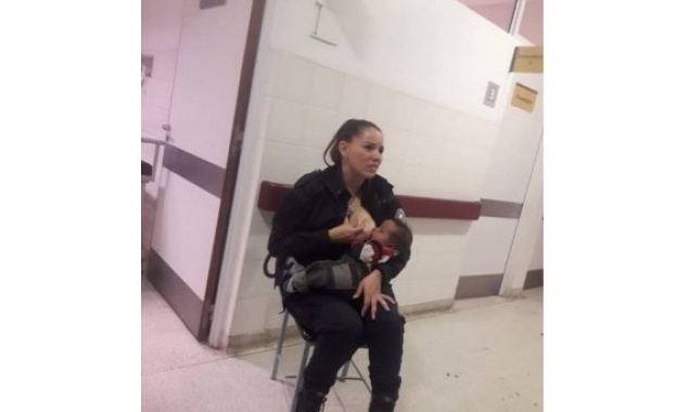 Човечност: Полицайка накърми изоставено бебе
