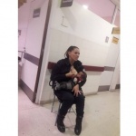 Човечност: Полицайка накърми изоставено бебе