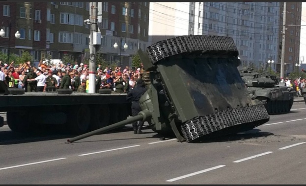 Как се обръща легендарният танк Т-34 (видео)